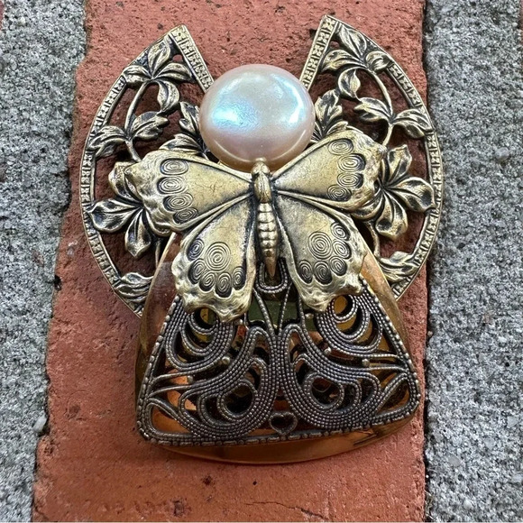 Jane Vintage Angel 1996 AOL Mark Pearl 
Floral Butterfly Carved Brooch/Pin - Picture 1 of 3